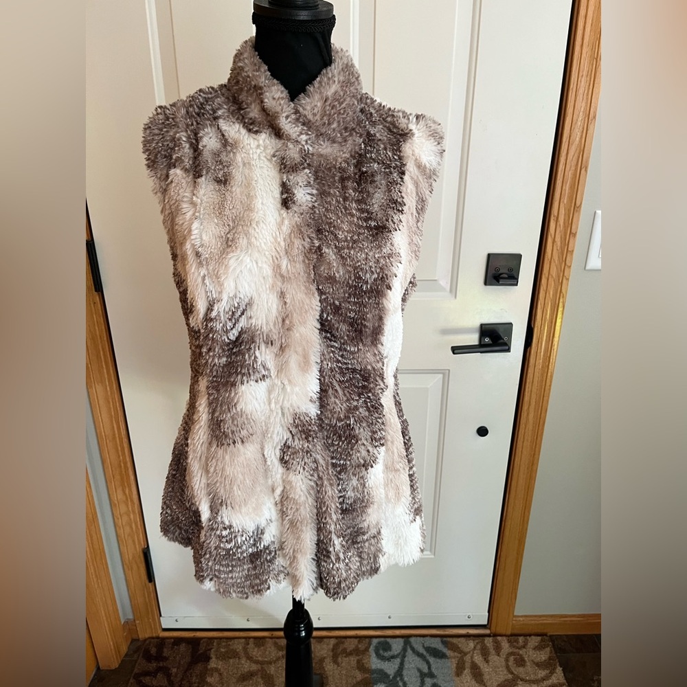 Women’s Cabi Aspen faux fur cream white browns full front zipper vest. Small